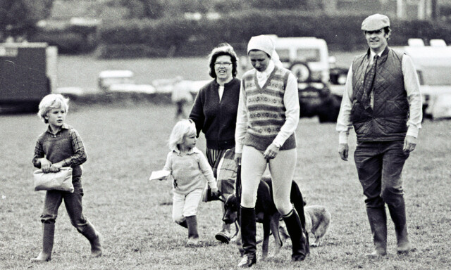 TOBARNSMOR: Prinsesse Anne ga aldri sine to barn kongelige titler. Her er hun avbildet med barna i 1984. Foto: NTB Scanpix TOBARNSMOR: Prinsesse Anne ga aldri sine to barn kongelige titler. Her er hun avbildet med barna i 1984. Foto: NTB Scanpix